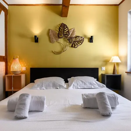 Aux Deux Tours Apartamento *